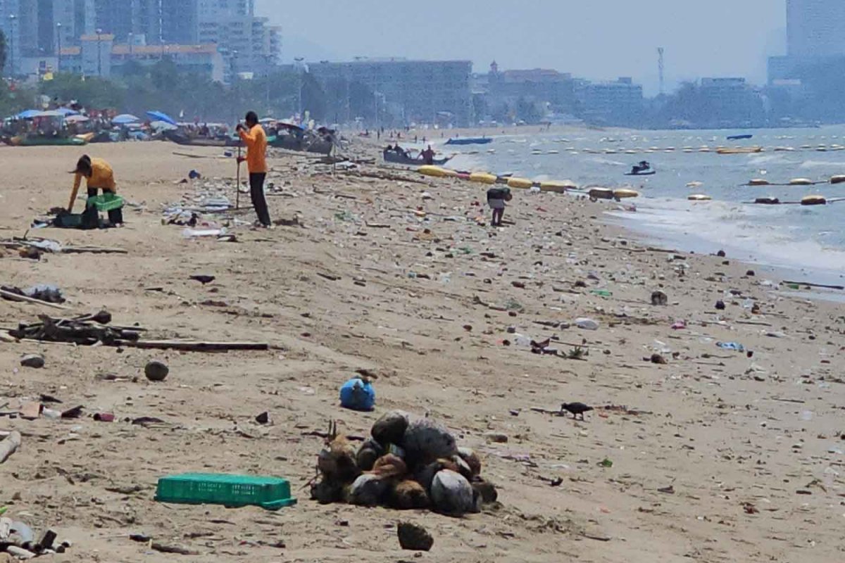 Garbage Washes Across Pattaya’s Jomtien Beach, Undercutting Tourist Activity