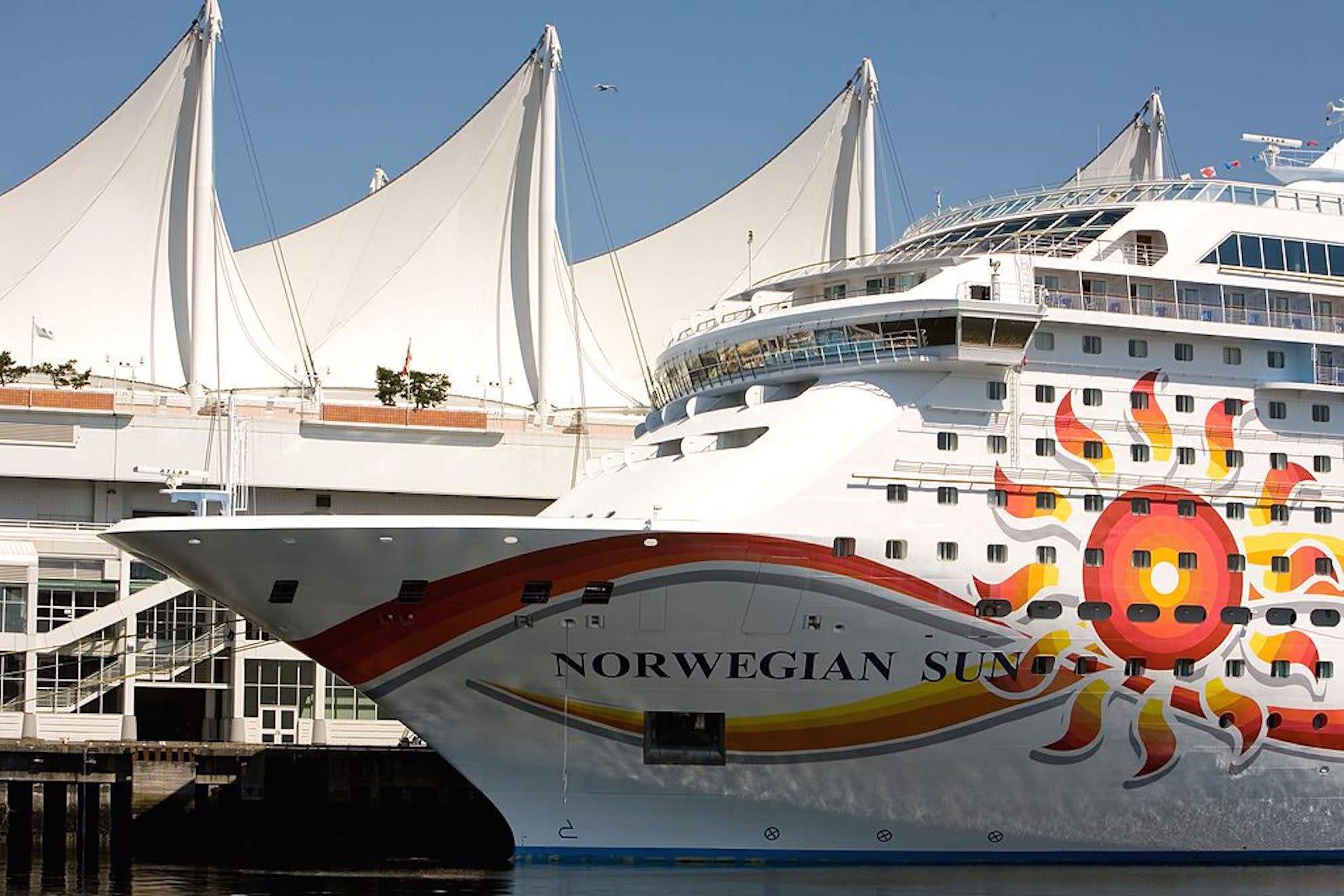 Cruise Ship Norwegian Sun Brings Nearly 2,000 Tourists to Sihanoukville Port